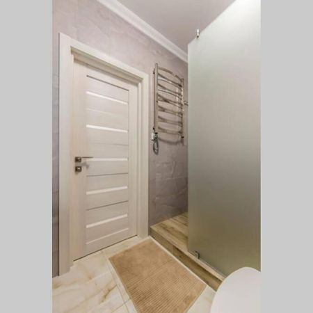 Новые Светлые Апартаменты Метро Славутич Kyiv Exterior photo