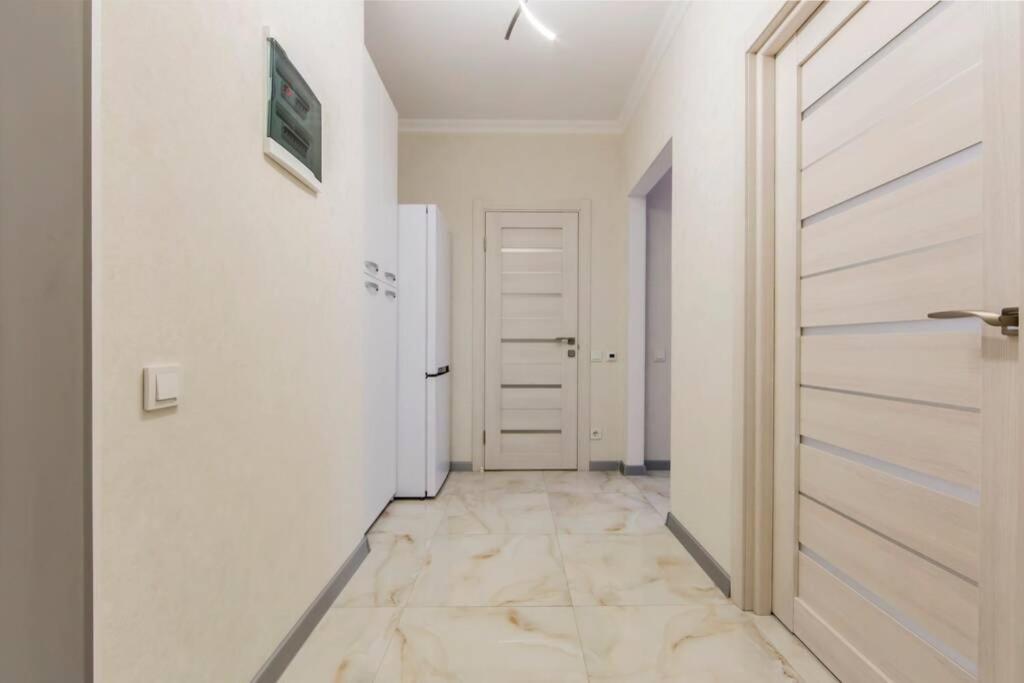 Новые Светлые Апартаменты Метро Славутич Kyiv Exterior photo