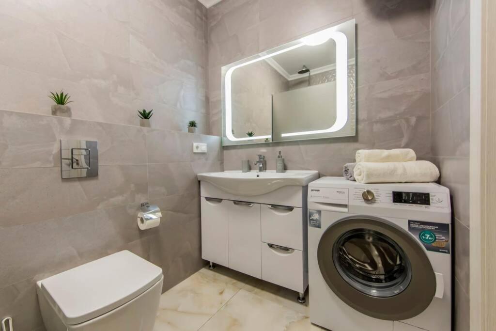 Новые Светлые Апартаменты Метро Славутич Kyiv Exterior photo