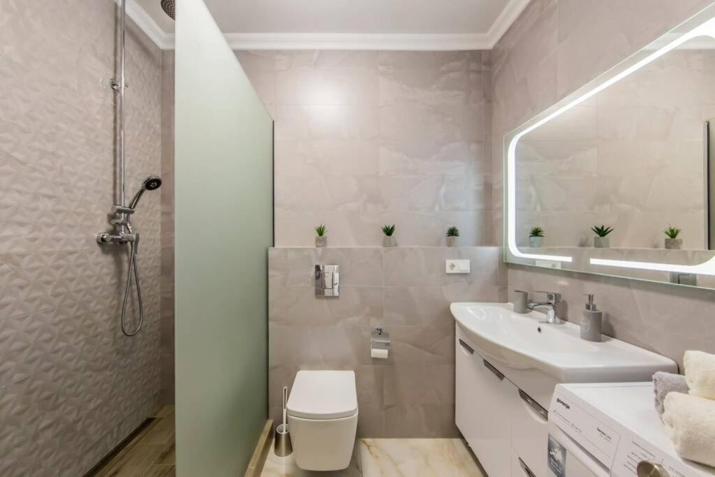 Новые Светлые Апартаменты Метро Славутич Kyiv Exterior photo