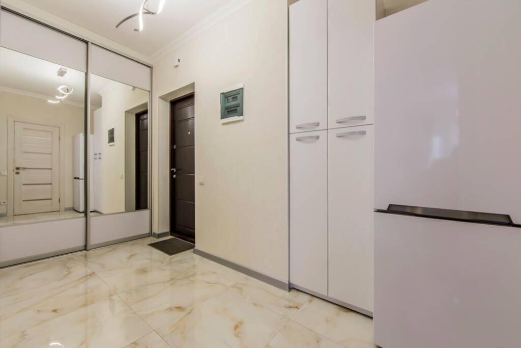 Новые Светлые Апартаменты Метро Славутич Kyiv Exterior photo